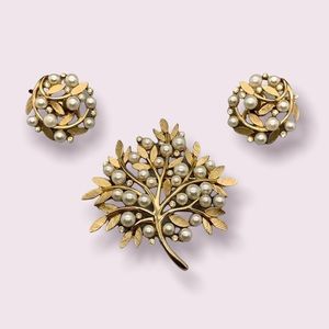 Trifari Crown Vintage Brooch and Earrings Set Gold Tone Faux Pearls